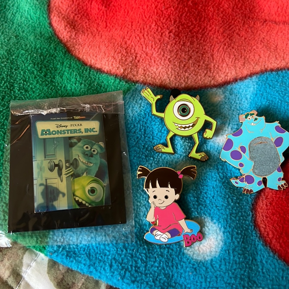 4 piece lot of Disney Collector pins